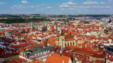 Prag merkezinin yukarıdan panoramik manzarası, Prag şehrinin havası, Prag şehrinin yukarıdan görünüşü, şehrin üzerinden uçuş, Vltava Nehri, Charles Köprüsü, Prag, Çek Cumhuriyeti.