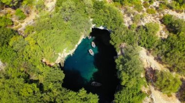 Yunanistan 'ın Kefalonia adasındaki ünlü Melissani Gölü. Yunanistan 'ın Kefalonia adasındaki Karavomylos köyündeki Melissani Mağarası' nın (Melissani Gölü) tepesinde. Melissani Mağarası yukarıdan görüldü.