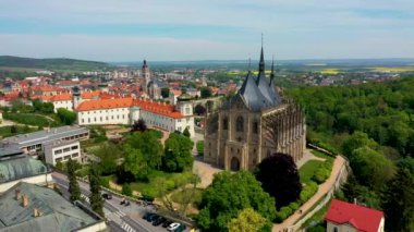 Kutna Hora, Çek Cumhuriyeti 'nin UNESCO dünya mirası olan Saint Barbara Kilisesi ile birlikte görülüyor. Kutna Hora 'nın tarihi merkezi, Çek Cumhuriyeti, Avrupa. 