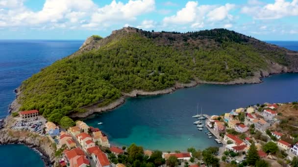 Assos Kefalonia Grekland Turkos Färgad Vik Medelhavet Med Vackra Färgglada — Stockvideo
