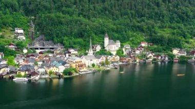 Avustralya dağ köyü Hallstatt ve Hallstatter Gölü 'nün havadan görünüşü. Güzel yaz zamanı. Salzkammergut, Avusturya. Hallstatt Köyü, Salzkammergut, Avusturya.
