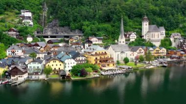 Avusturya Alpleri 'ndeki ünlü Hallstatt dağ köyü yazın güzel bir ışıkla Salzkammergut bölgesi, Hallstatt, Avusturya. Avusturya Alplerinde Hallstatter Gölü 'ndeki Hallstatt Köyü.