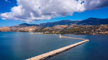 Kefalonia adasındaki Argostoli şehrindeki De Bosset Köprüsü 'nün havadan görüntüsü. De Bosset Köprüsü Argostoli, Kefalonia 'da göl kenarında. Argostoli, Kefalonia, Yunanistan 'daki Obelisk ve de Bosset köprüsü