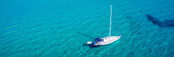 Jacht Zakotwiczony Krystalicznie Czystej Turkusowej Wodzie Przed Tropikalną Wyspą Alternatywny — Zdjęcie stockowe