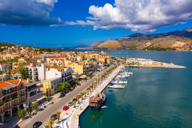 Argostoli 'nin (Argostolion), ünlü şehir ve başkenti Cefalonia' nın (Kefalonia), İyon adalarının insansız hava aracı görüntüsü. Argostoli kasabası, Yunanistan 'ın Kefalonia adasının eski belediyesi.