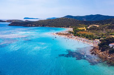 İtalya, Sardunya 'da güzel bir günde, Tuerredda sahilinin hava görüntüsü. Sardegna 'daki Tuerredda' nın hava aracı görüntüsü. Teulada yakınlarındaki Sardinya 'nın güneyindeki ünlü Tuerredda plajı. Sardunya, İtalya.