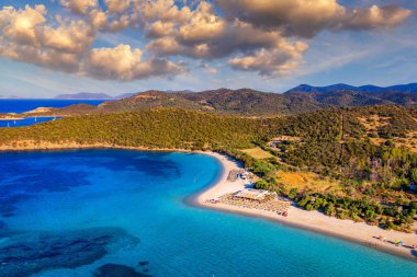 İtalya, Sardunya 'da güzel bir günde, Tuerredda sahilinin hava görüntüsü. Sardegna 'daki Tuerredda' nın hava aracı görüntüsü. Teulada yakınlarındaki Sardinya 'nın güneyindeki ünlü Tuerredda plajı. Sardunya, İtalya.