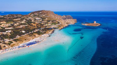 Torre della Pelosa ve Capo Falcone ile Pelosa Sahili 'nin (Spiaggia Della Pelosa) göz kamaştırıcı hava manzarası. Stintino, Sardinya, İtalya. La Pelosa plajı, muhtemelen İtalya 'nın en güzel plajı.