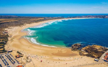 Campismo plajı, Dunas plajı ve Portekiz 'in batı kıyısındaki Atlantik Okyanusu kıyısında Peniche yakınlarında bulunan Baleal Adası. Portekiz, Peniche yakınlarındaki Baleal yarımadasındaki güzel Baleal plajı..