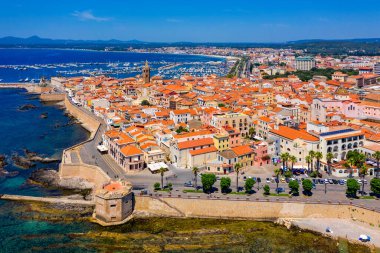 Alghero 'nun eski şehri üzerindeki hava manzarası, Alghero manzarası liman ve açık deniz manzaralı güzel bir gün. Alghero, İtalya. Alghero, Sardinya, İtalya 'nın panoramik hava manzarası. 