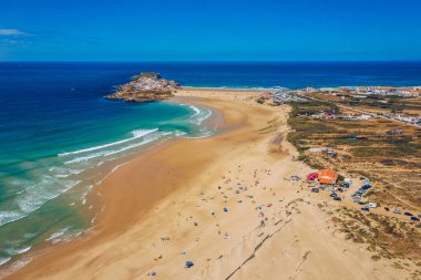 Campismo plajı, Dunas plajı ve Portekiz 'in batı kıyısındaki Atlantik Okyanusu kıyısında Peniche yakınlarında bulunan Baleal Adası. Portekiz, Peniche yakınlarındaki Baleal yarımadasındaki güzel Baleal plajı..