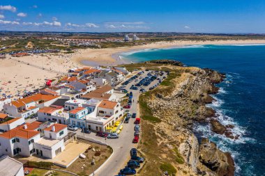 Portekiz 'in batı kıyısındaki okyanusun kıyısındaki Baleal naer Peniche adasının havadan görünüşü. İnanılmaz plajları ve sörfçüleri olan Baleal Portugal. Portekiz Baleal 'in havadan görünüşü.