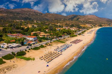 Skala Beach manzarası yukarıdan, Cephalonia, Yunanistan. Yunanistan 'ın Kefalonia adasındaki Skala' nın ünlü plajı. Beethe Skala plajı, Kefalonia adası, İyon denizi, Yunanistan. 