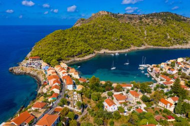 Yunanistan 'ın Cefalonia kentindeki Assos adasındaki güzel ve renkli geleneksel balıkçı köyünün insansız hava aracı görüntüsü. Sefalonya 'daki Assos Yarımadası (Kefalonia), Yunanistan