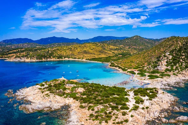 サルデーニャ島の費用 プンタモリエント半島 プンタMolentis Villasimius Sardinia Italyでの美しいビーチの眺め イタリアのサルデーニャ島プンタ モレンティスに砂浜のある美しい湾 — ストック写真