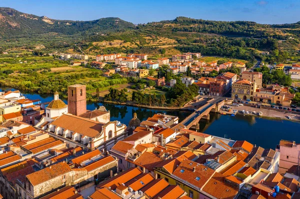 Vista Aérea Bela Aldeia Bosa Com Casas Coloridas Castelo Medieval — Fotografia de Stock