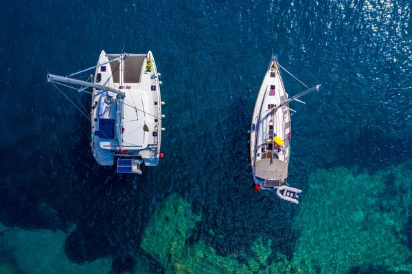 Luchtfoto Van Verankerd Zeiljacht Smaragdgroene Zee Luchtfoto Van Een Boot — Stockfoto