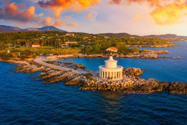 Yunanistan 'ın Lassi, Argostoli, Kefalonia adasındaki Saint Theodore Deniz Feneri' nin havadan görünüşü. Kefalonia adasındaki Saint Theodore deniz feneri, Argostoli kasabası, Yunanistan, Avrupa.