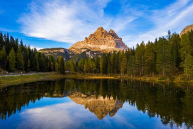 İtalya 'nın Belluno ili Dolomites bölgesinde bulunan Antorno Gölü' nün (Lago di Antorno) insansız hava aracı görüntüsü. Antorno Gölü, Lavaredo 'nun Üç Tepesi, Antorno Gölü ve Tre Cime di Lavaredo, Dolomitler, İtalya.
