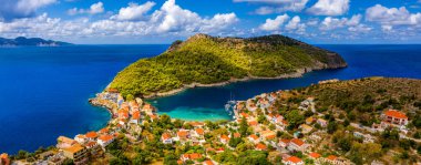 Yunanistan 'ın Cefalonia kentindeki Assos adasındaki güzel ve renkli geleneksel balıkçı köyünün insansız hava aracı görüntüsü. Sefalonya 'daki Assos Yarımadası (Kefalonia), Yunanistan