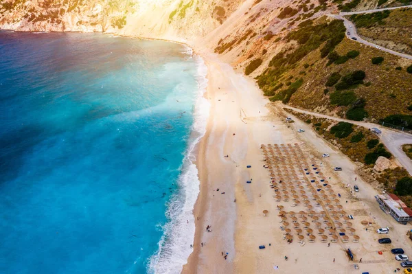 在希腊爱奥尼亚的卡法隆尼亚 Cephalonia 岛Myrtos的标志性绿松石和蓝宝石湾以及海滩上空俯瞰 希腊Kefalonia岛Myrtos海滩 美丽的Myrtos海滩风景 — 图库照片