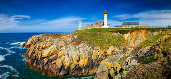 Deniz feneri manzarası ve manastır harabeleri, Pointe de Saint Mathieu, Brittany (Bretagne), Fransa
