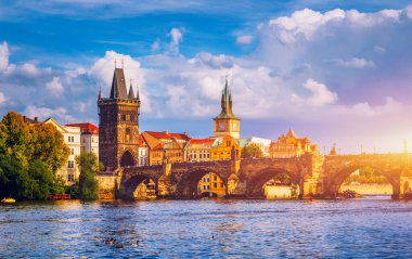Prag güneşli bir günde, Çek Cumhuriyeti 'nin Prag kentinin manzarası. Çek Cumhuriyeti Prag 'daki Vltava nehri üzerindeki Eski Şehir İskelesi mimarisi ve Charles Köprüsü manzaralı