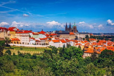 Prag Kalesi ve Küçük Şehir Panoraması. Petrin Hill 'den görüntü. Prag, Çek Cumhuriyeti. Prag Tepesi 'nden Prag Kalesi, Vltava Nehri ve tarihi mimarisi ile Prag Panoraması' na bahar. Çek Cumhuriyeti.