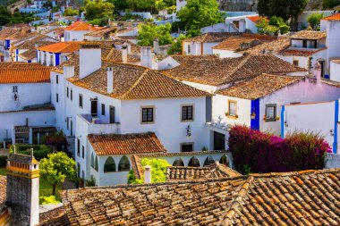 Lizbon, Portekiz yakınlarındaki tarihi duvarlarla çevrili Obidos kasabası. Portekiz, Obidos Ortaçağ Kasabası 'nın güzel sokakları. Obidos 'taki ortaçağ kalesinin sokak manzarası. Portekiz.