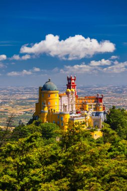 Sintra 'daki Pena Sarayı. Lizbon, Portekiz. Avrupa seyahatleri, Portekiz 'de tatiller. Pena Sarayı Panoramik Manzarası, Sintra, Portekiz. Pena Ulusal Sarayı, Sintra, Portekiz. 