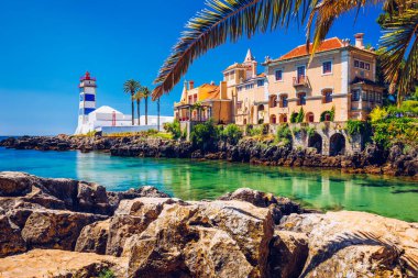 Santa Marta deniz feneri ve belediye müzesi, Cascais, Lizbon, Portekiz. Cascais Portekiz 'deki Santa Marta Deniz Feneri Müzesi. Güzel bir günde Santa Marta Plajı' ndan görüldüğü gibi. Cascais, Portekiz.