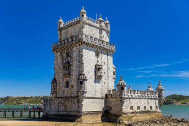 Portekiz, Lizbon 'daki Tejo Nehri' nin kıyısındaki Belem kulesine bak. Belem Kulesi (Torre de Belem), Lizbon, Portekiz. Tejo nehrinin kenarında, şehrin ikonik bir alanı var.. 
