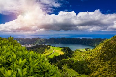 Görüntü Miradouro da Boca do Inferno 'dan Sete Citades, Azores, Portekiz' e. Sao Miguel Adası, Azores, Portekiz 'de Miradouro da Boca do Inferno' ya giden bir yol.. 