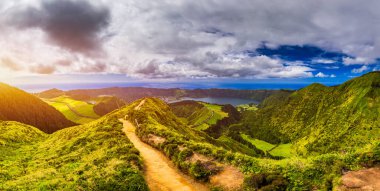 Miradouro da Grota do Inferno bakış açısı yakınlarındaki Sete Cidades manzarası, Sao Miguel Adası, Azores, Portekiz. Grota do Inferno bakış açısı Sao Miguel Adası 'ndaki Sete Cidades, Azores, Portekiz.