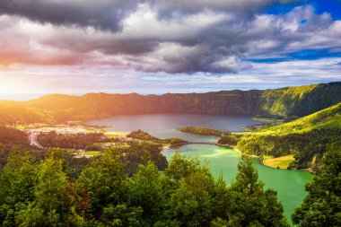 Yedi Şehrin Şaşırtıcı Gölü (Lagoa Das 7 Cidades), Sao Miguel Azores, Portekiz. Yedi Şehrin Gölü, Sao Miguel Adası, Azores. Okyanus, anten. Sao Miguel, Azores, Portekiz.
