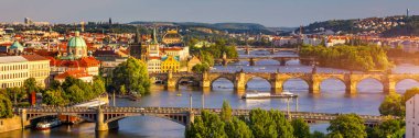Çek Cumhuriyeti Prag 'daki Vltava nehri üzerindeki Eski Şehir İskelesi mimarisi ve Charles Köprüsü manzaralı. Prag ikonu Charles Bridge (Karluv Most) ve Eski Şehir Köprüsü Kulesi, Çek Cumhuriyeti.