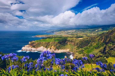 Azores panoramik doğal manzara manzarası, muhteşem manzaralı Portekiz adası. Volkanik kraterlerde ve yeşil alanlarda güzel göller. Turistik eğlence ve seyahat yeri. Azores, Portekiz.