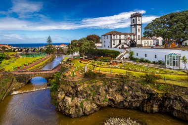 Ribeira Grande, Sao Miguel, Azores, Portekiz 'in panoramik şehir manzarası ve merkez meydanı. Ribeira Grande 'nin merkez meydanı, Sao Miguel, Azores, Portekiz.