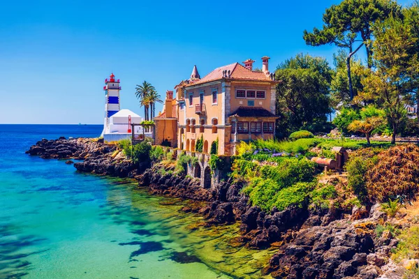 葡萄牙里斯本Cascais的Santa Marta灯塔和市政博物馆 位于葡萄牙卡斯卡瓦的圣玛尔塔灯塔博物馆 是在一个美丽的日子里从圣玛塔海滩上看到的 葡萄牙Cascais — 图库照片