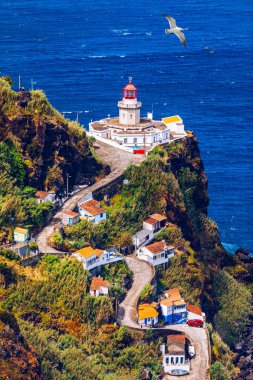 Ponta do Arnel, Nordeste, Sao Miguel Adası, Azores, Portekiz 'deki deniz fenerine kadar dramatik bir manzara. Sao Miguel Adası, Azores, Portekiz 'de Nordeste yakınlarındaki Deniz feneri Arnel' i. 