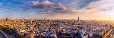 15.04.2019 'daki yıkıcı yangından önce Fransa' nın Notre Dame Katedrali 'nden alınan yüksek çözünürlüklü hava manzarası. Seine nehri. Gün batımında Paris 'in hava manzarası. Paris, Fransa.