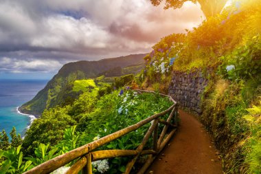 Bakış açısı Ponta do Sossego, Sao Miguel Adası, Azores, Portekiz. Miradouro da Ponta do Sossego Nordeste, Sao Miguel, Azores, Portekiz. 