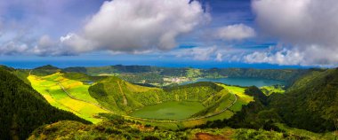 Miradouro da Grota do Inferno bakış açısı yakınlarındaki Sete Cidades manzarası, Sao Miguel Adası, Azores, Portekiz. Grota do Inferno bakış açısı Sao Miguel Adası 'ndaki Sete Cidades, Azores, Portekiz.