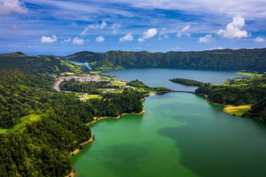 Portekiz Sao Miguel Adası 'ndaki Lagoa do Fogo Gölü' nün güzel panoramik manzarası. So Miguel Adası, Azores 'de Fogo Gölü. Lagoa do Fogo 'nun panoramik görüntüsü, Sao Miguel, Azores, Portekiz.