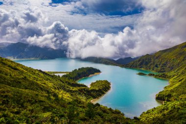 Portekiz Sao Miguel Adası 'ndaki Lagoa do Fogo Gölü' nün güzel panoramik manzarası. So Miguel Adası, Azores 'de Fogo Gölü. Lagoa do Fogo 'nun panoramik görüntüsü, Sao Miguel, Azores, Portekiz.