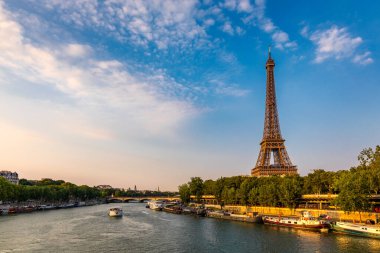 Paris Eyfel Kulesi ve Paris, Fransa 'da gün batımında Seine Nehri. Eyfel Kulesi, Paris 'in en ikonik simgelerinden biridir. Yazın Eyfel Kulesi, Paris, Fransa. Paris, Fransa 'daki Eyfel Kulesi.