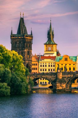 Çek Cumhuriyeti Prag 'daki Charles Köprüsü. Prag, Çek Cumhuriyeti. Charles Bridge (Karluv Most) ve Old Town Tower. Vltava Nehri ve Charles Köprüsü. Dünya seyahati, gezi ve turizm kavramı.