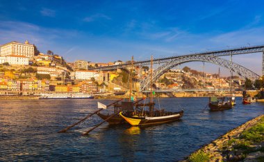 Limandaki limanda Dom Luis Bridge ve Ribeira 'daki Douro Nehri' nin kıyısındaki Porto şehrinin merkezinde bulunan eski kasaba ile birlikte liman şarabı tekneleri Avrupa 'da Porugal' da. Portekiz, Porto