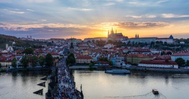 Prag Kalesi, Charles Köprüsü ve Vltava Nehri 'ndeki tekneler. Hradcany Prag Kalesi, Charles Köprüsü ve Çek Cumhuriyeti 'nin başkentindeki Vltava nehrinde bir tekne. Vltava Nehri 'nde tekne gezisi..