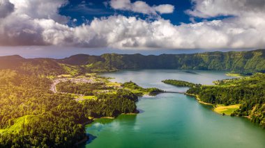 Portekiz Sao Miguel Adası 'ndaki Lagoa do Fogo Gölü' nün güzel panoramik manzarası. So Miguel Adası, Azores 'de Fogo Gölü. Lagoa do Fogo 'nun panoramik görüntüsü, Sao Miguel, Azores, Portekiz.
